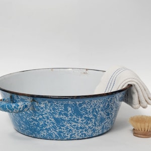 Ancienne petite bassine émaillée, Marbré bleu et blanc, Bac à fleurs pour extérieur et jardinage. image 1