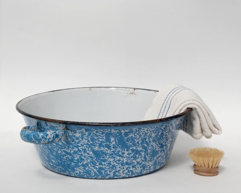 Ancienne petite bassine émaillée, Marbré bleu et blanc, Bac à fleurs pour extérieur et jardinage. image 1