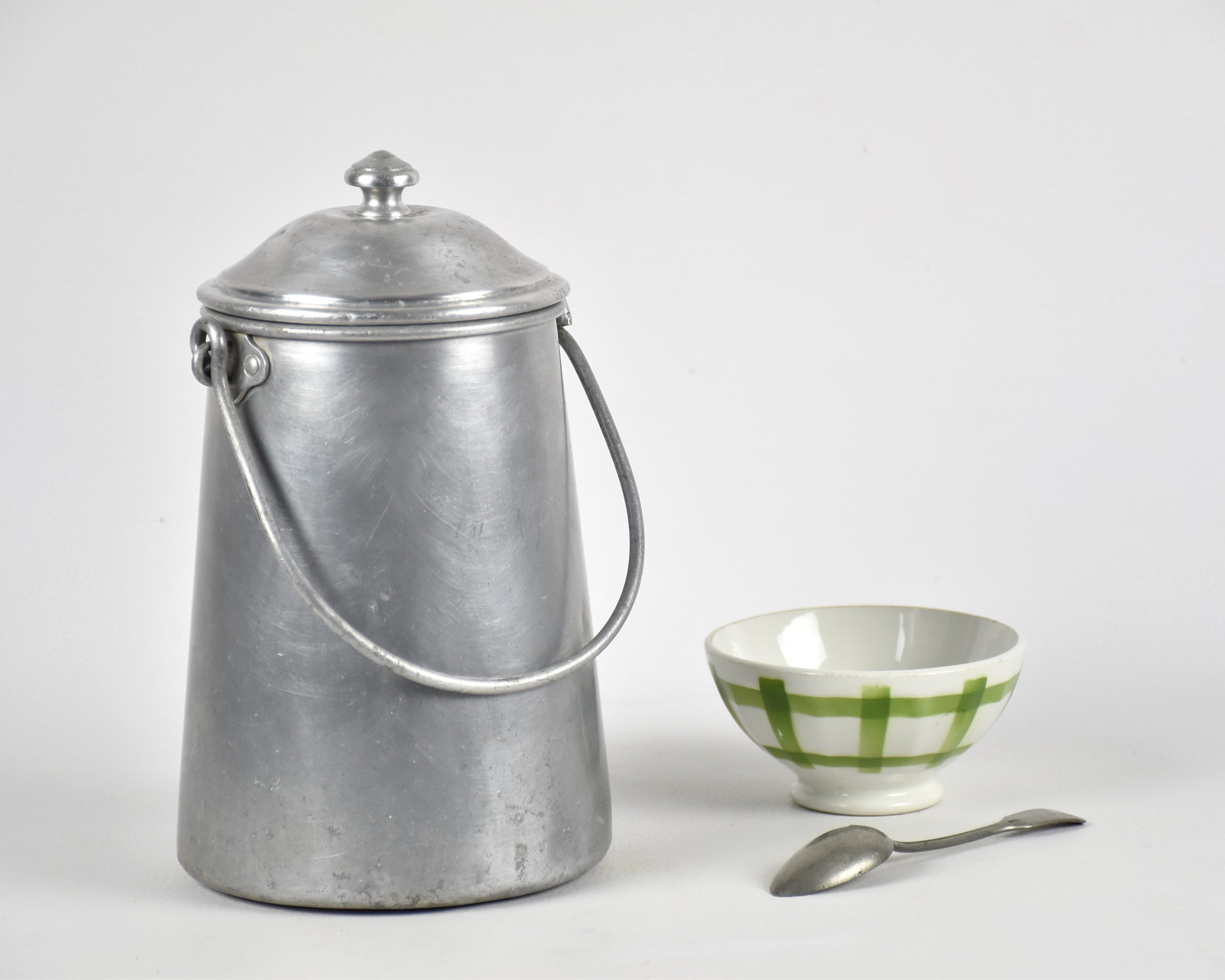Ancien petit pot à lait ou laitière aluminium pour une déco vintage. -   France