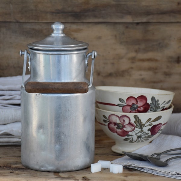 Ancienne petite laitière ou pot à lait en aluminium avec une poignée en bois