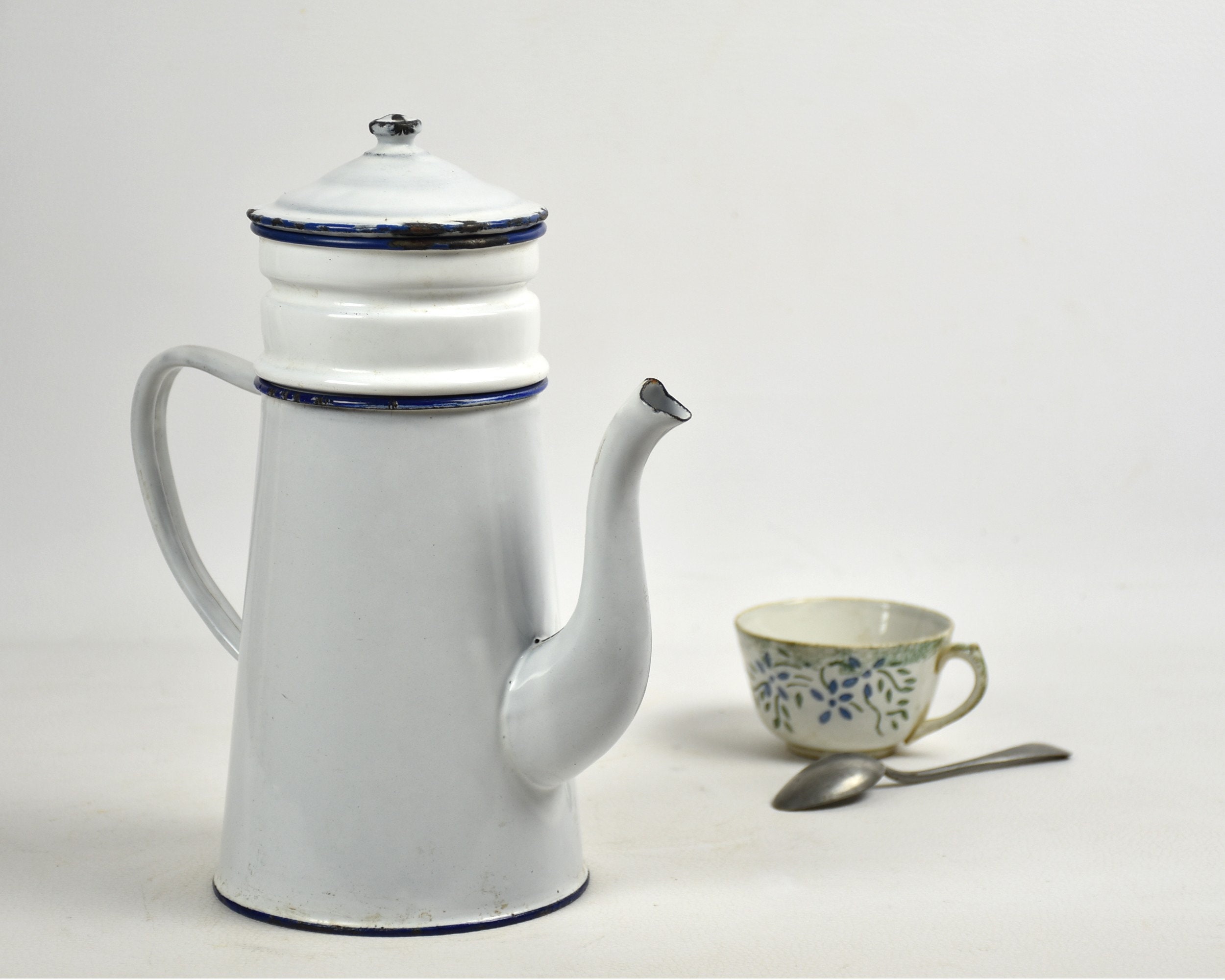 Ancienne Cafetière en Email Blanc - Vintage French Finds