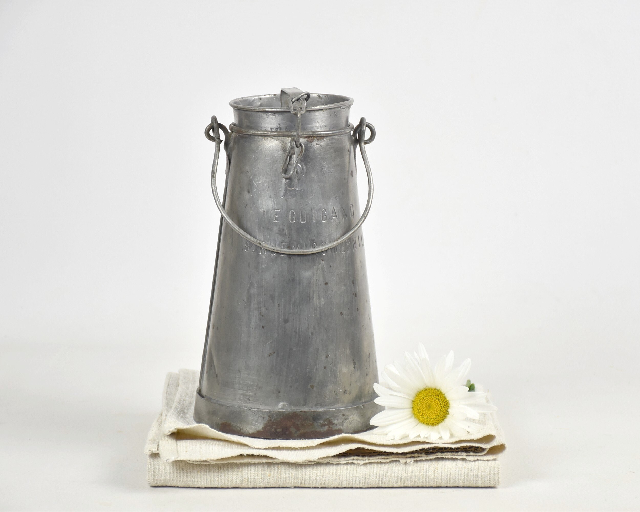 Ancien Pot à Lait de Forme Trapezoïdale avec Couvercle et Chaine Pour La Décoration