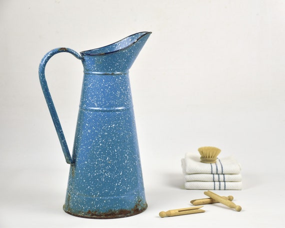 Ancien broc à eau émaillé granité bleu et blanc, Décoration rustique de la  maison et du jardin -  France