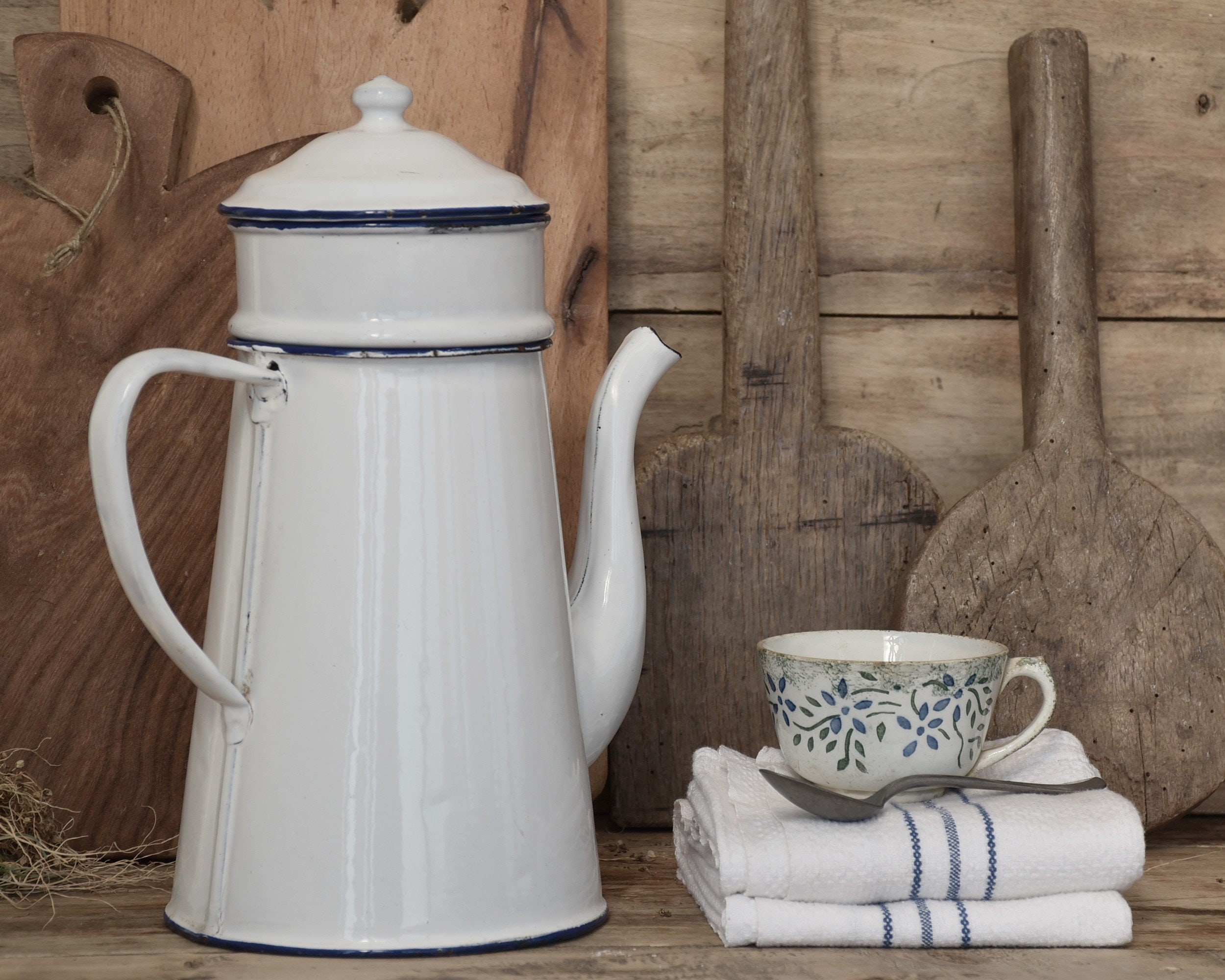 Ancienne Grande Cafetière Émaillée Blanche avec Bordure Bleue