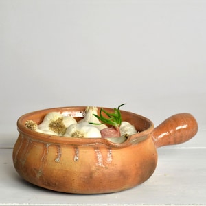 Sartén antigua de terracota con pico vertedor francesa