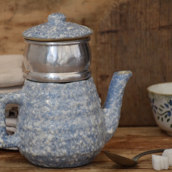 Ancienne petite cafetière en céramique et filtres aluminium, Années 1950, Ustensile de cuisine utilisable, 16 cm de hauteur, Cadeau Noël