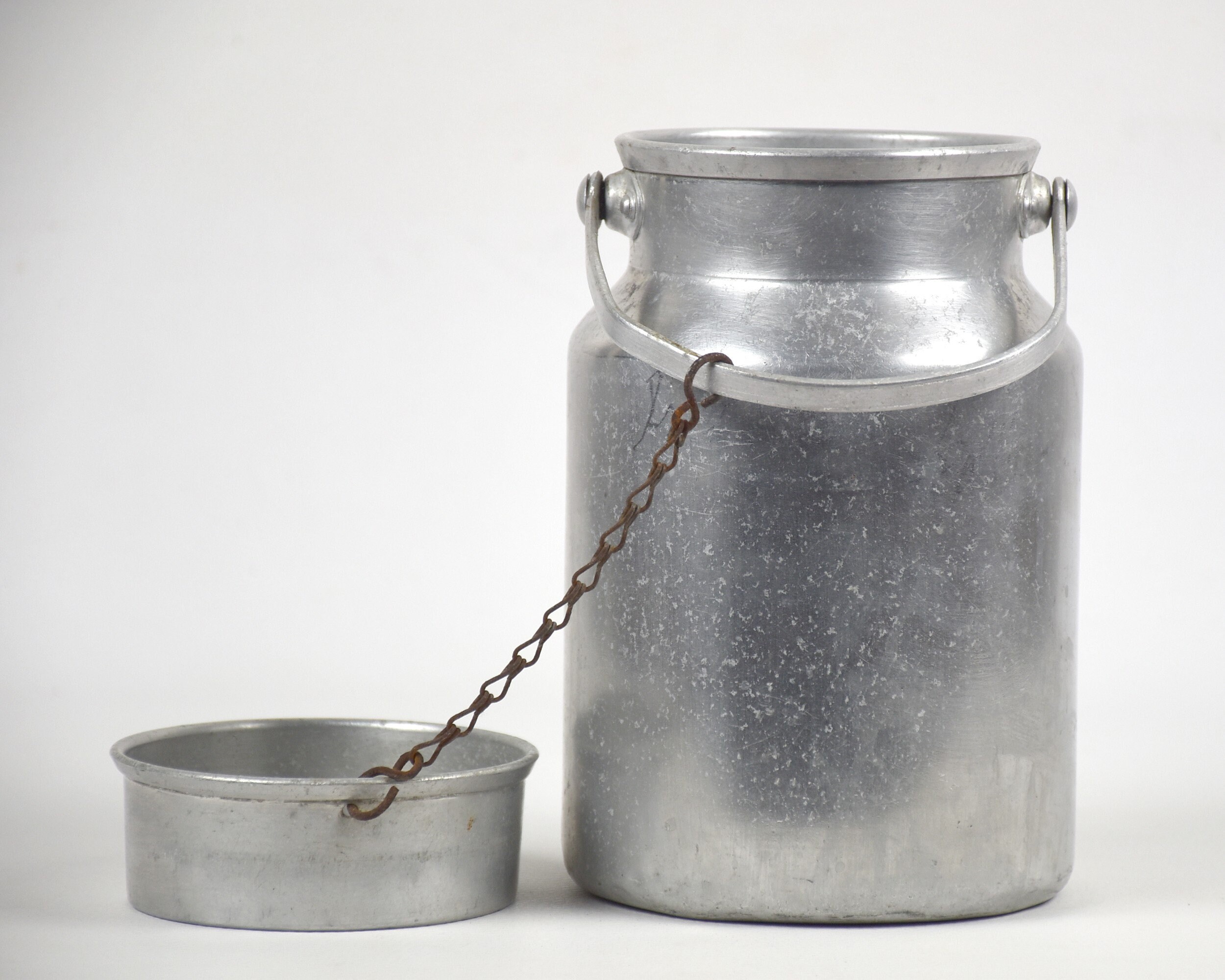 Pot à lait vintage en aluminium - Ressourcerie Histoires Sans Fin