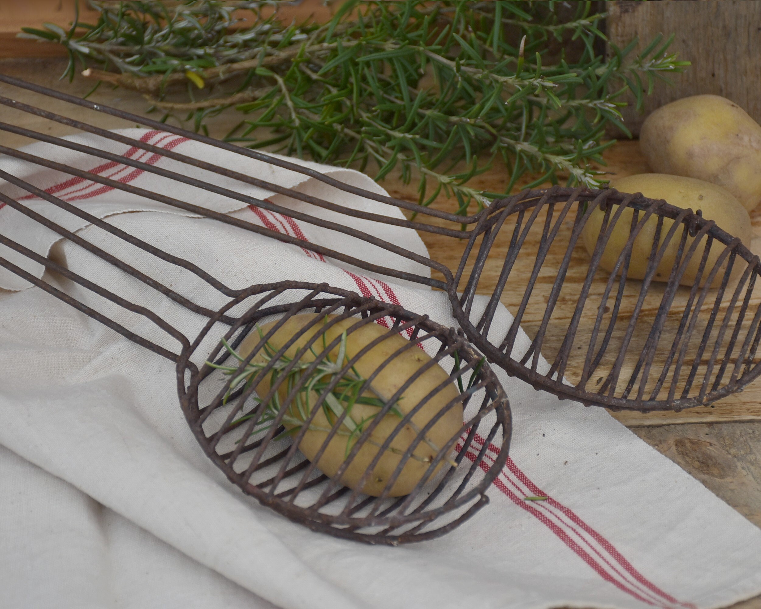 Anciens Ustensiles Pour La Cuisson Des Pommes de Terre Au Barbecue et Grill