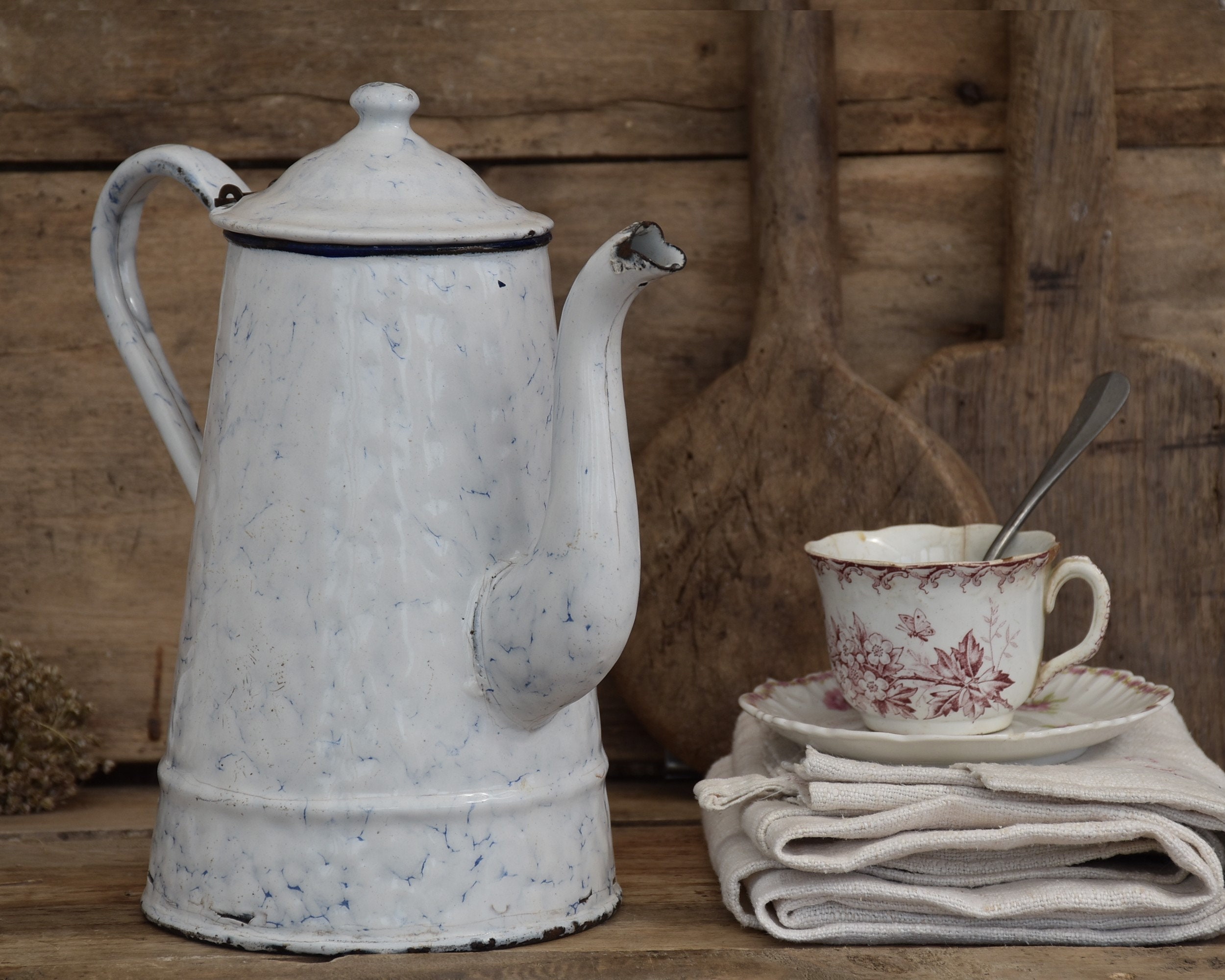 Ancienne Cafetière Émaillée Motif Nuage Blanc et Bleu.