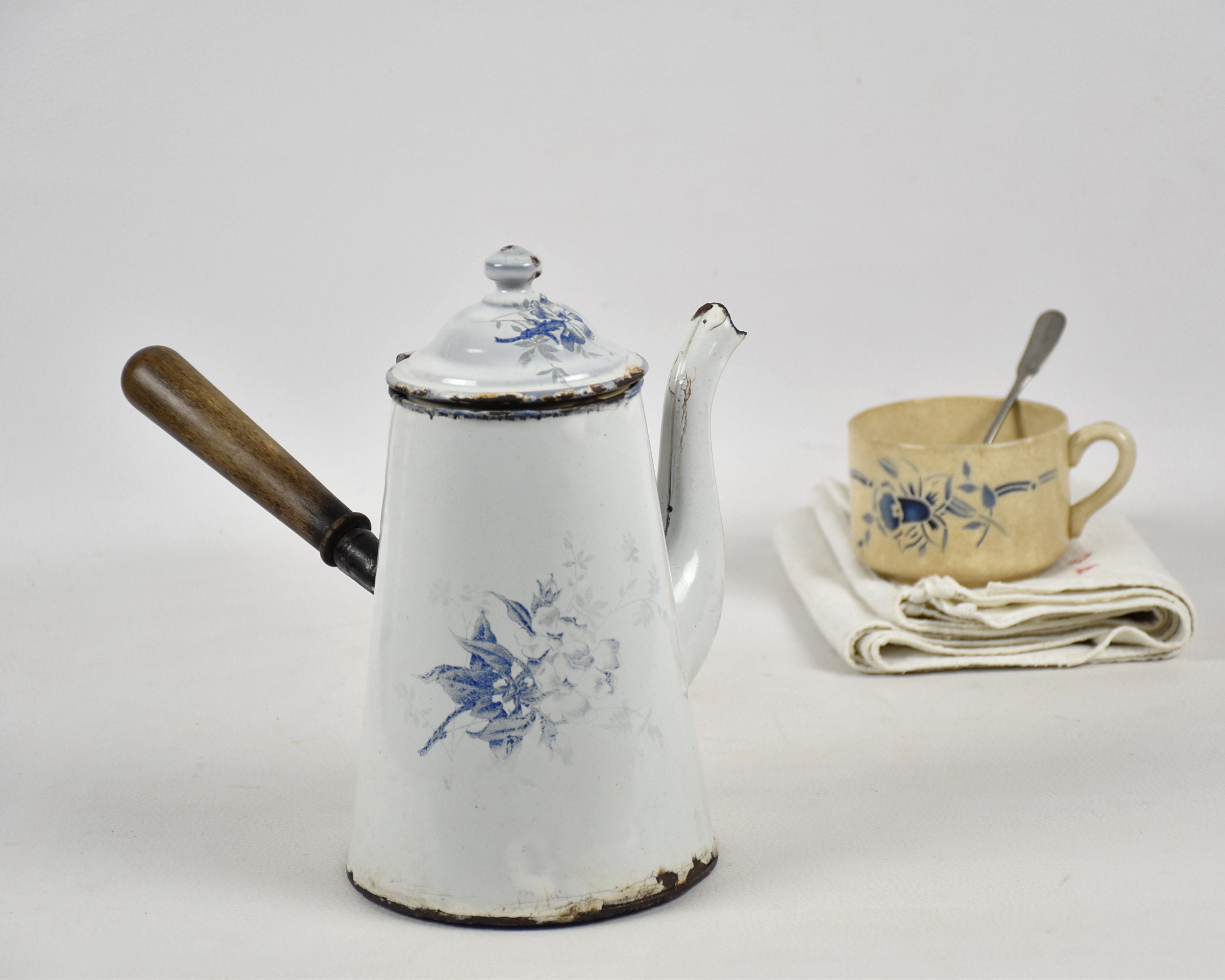 Ancienne Chocolatière ou Verseuse Émaillée Blanche, Motif Fleurs Bleues, Poignée Bois