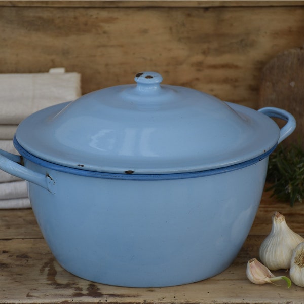 Ancienne soupière émaillée bleue pour la décoration d'une cuisine vintage