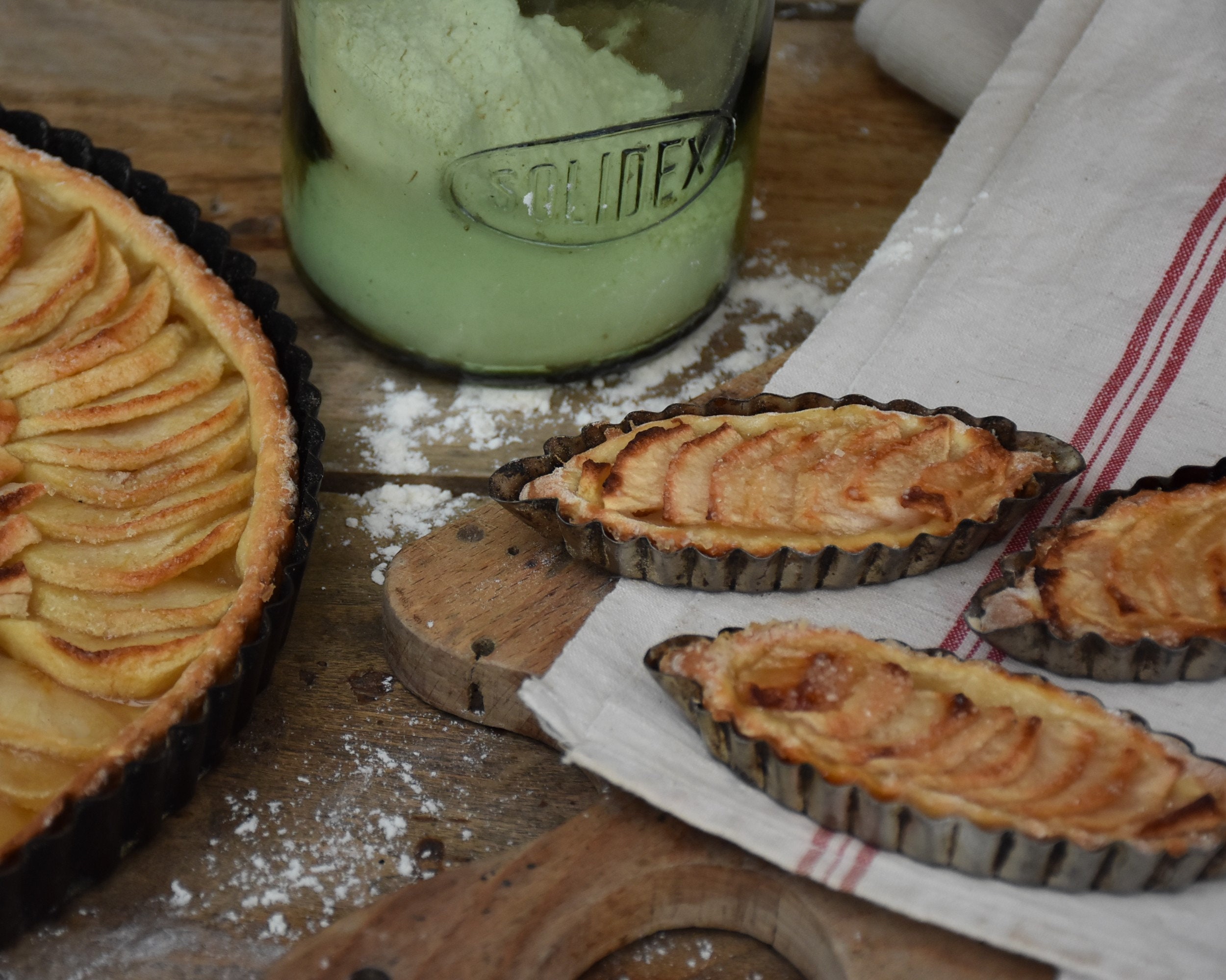Ensemble Bocal Vert, Torchon Rayures Rouges et Moules Tartelettes, Cadeau Deco