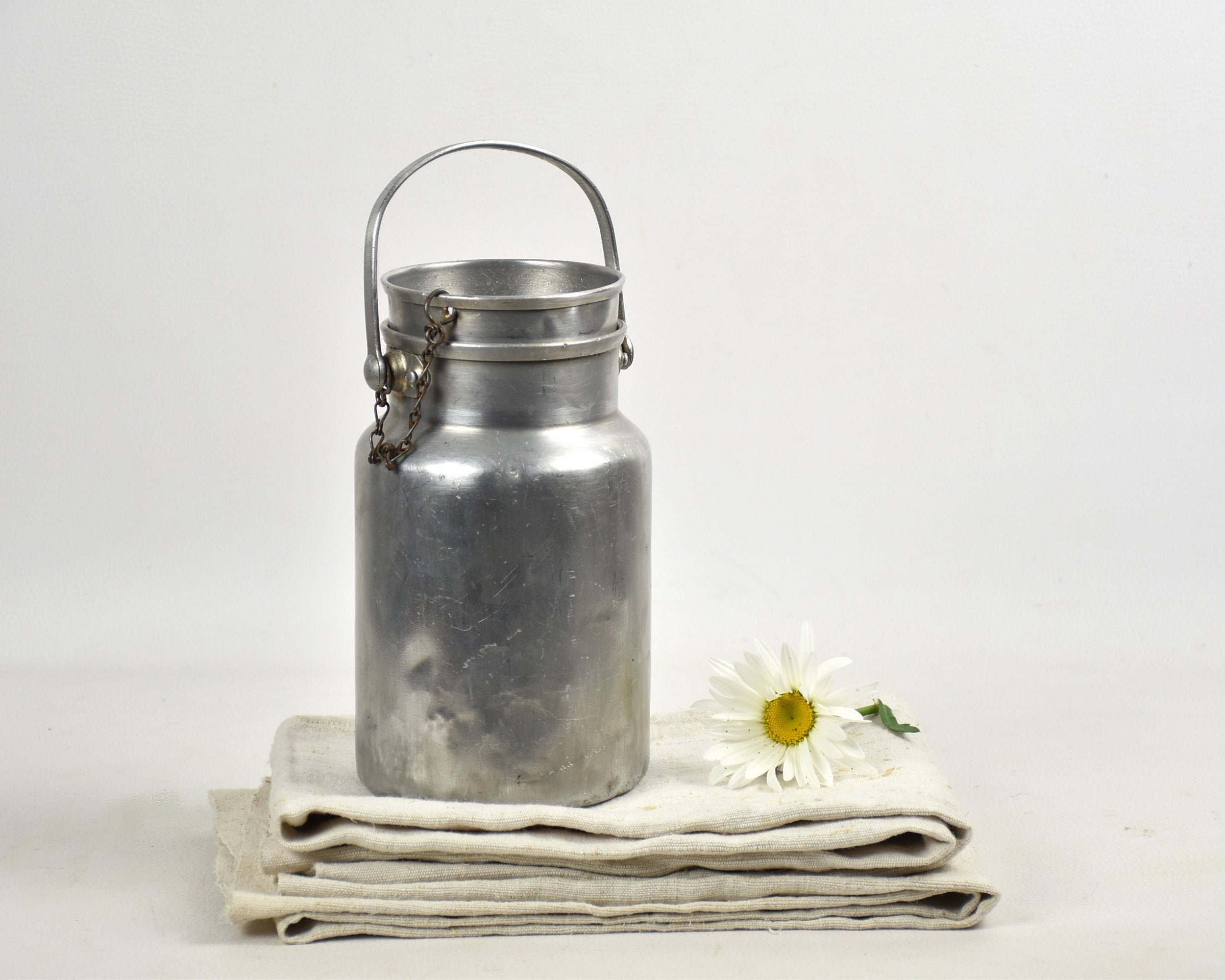 Petit pot de lait vintage avec poignée en aluminium, ferme rustique vintage  Français décor de chalet de campagne, seau à lait vintage pour la cuisine  de ferme -  France