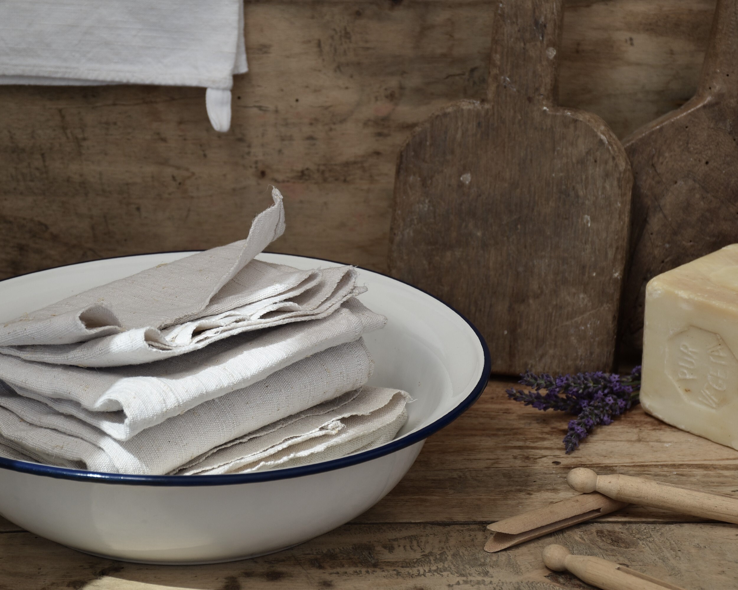 Ancienne Petite Bassine Émaillée Blanche avec Bordure Bleue
