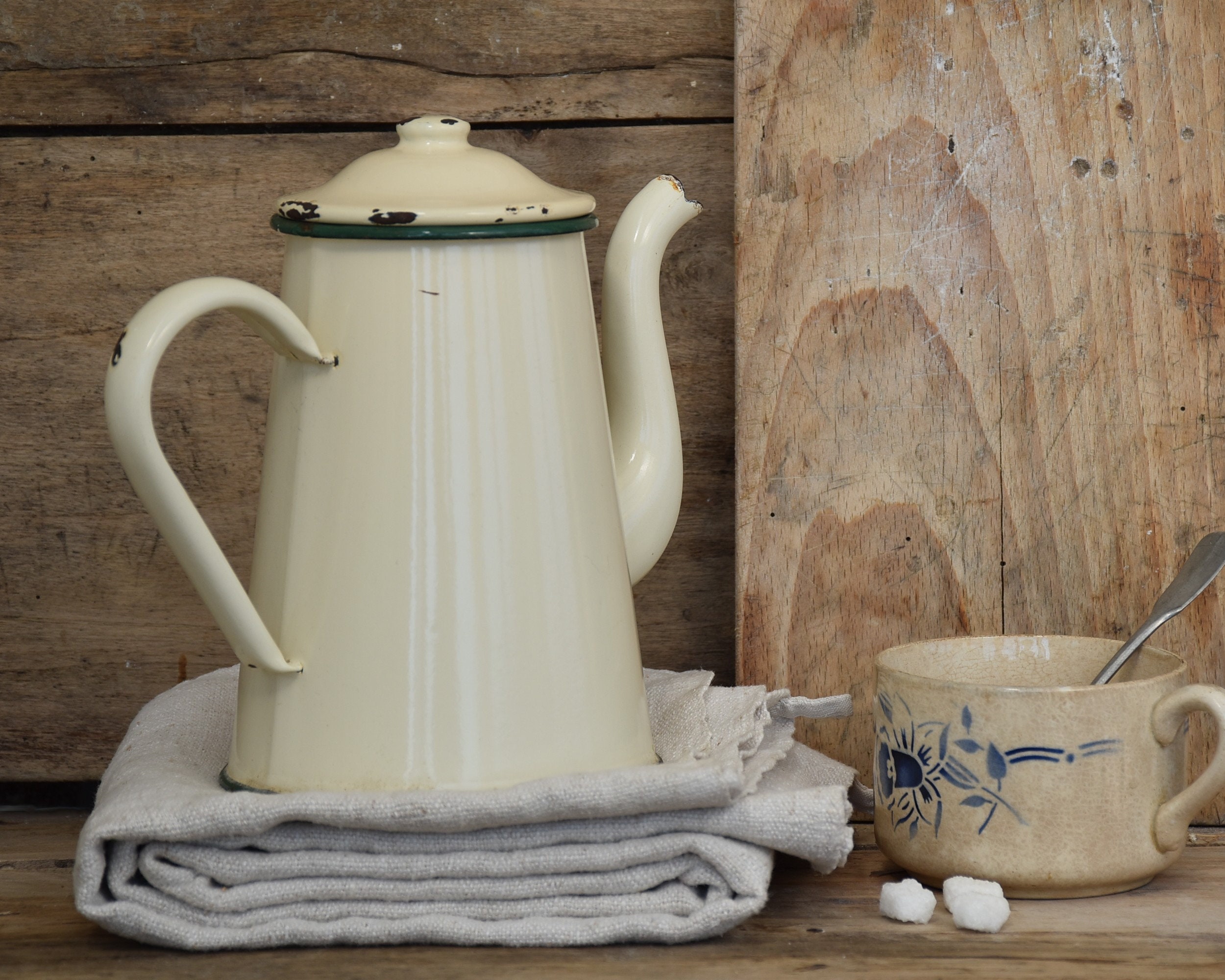 Ancienne Petite Cafetière Émaillée Couleur Crème avec Une Bordure Verte, France 1940.