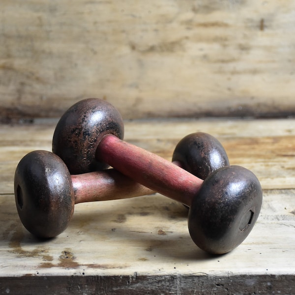 Ancienne paire d'haltères en fonte et bois : Accessoire de sport pour la collection et la décoration