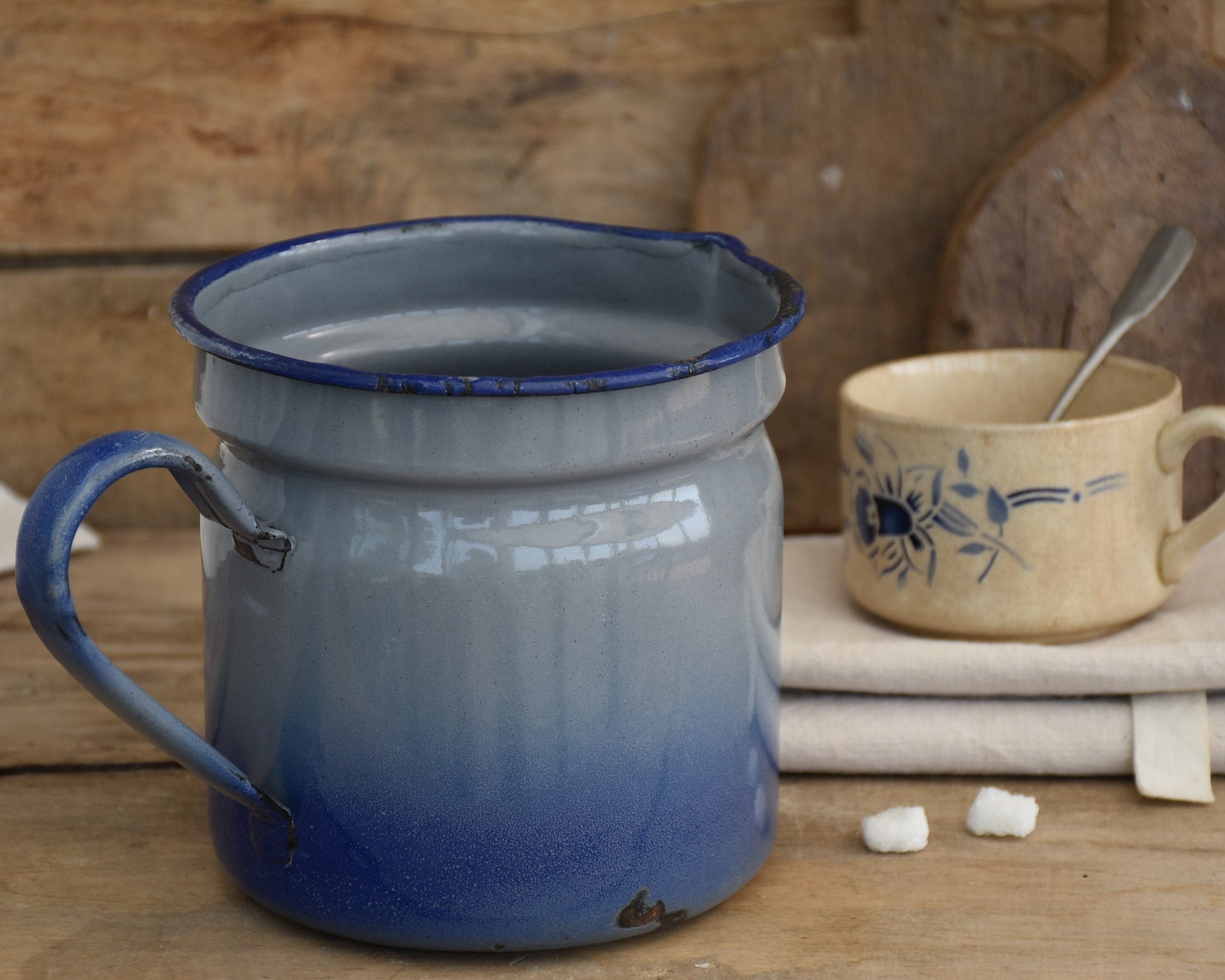 Ancien Pot à Crème ou Pichet Lait Émaillé Bleu Dégradé, Déco Cuisine Rustique.