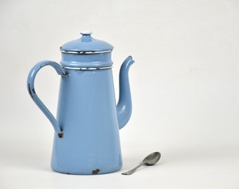 Ancienne cafetière émaillée bleue pour la décoration d'une cuisine vintage