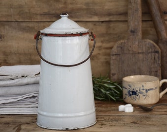 Ancien pot à lait ou laitière émaillée blanche avec une bordure rouge : Déco cuisine vintage