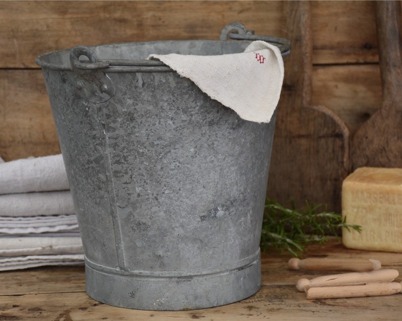 Small galvanized bucket vintage : Outdoor hanging planter pot Farmhouse patio and garden decor image 1