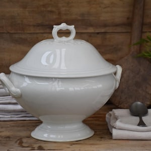Zuppiera in ceramica bianca vintage: stoviglie francesi in stile shabby chic