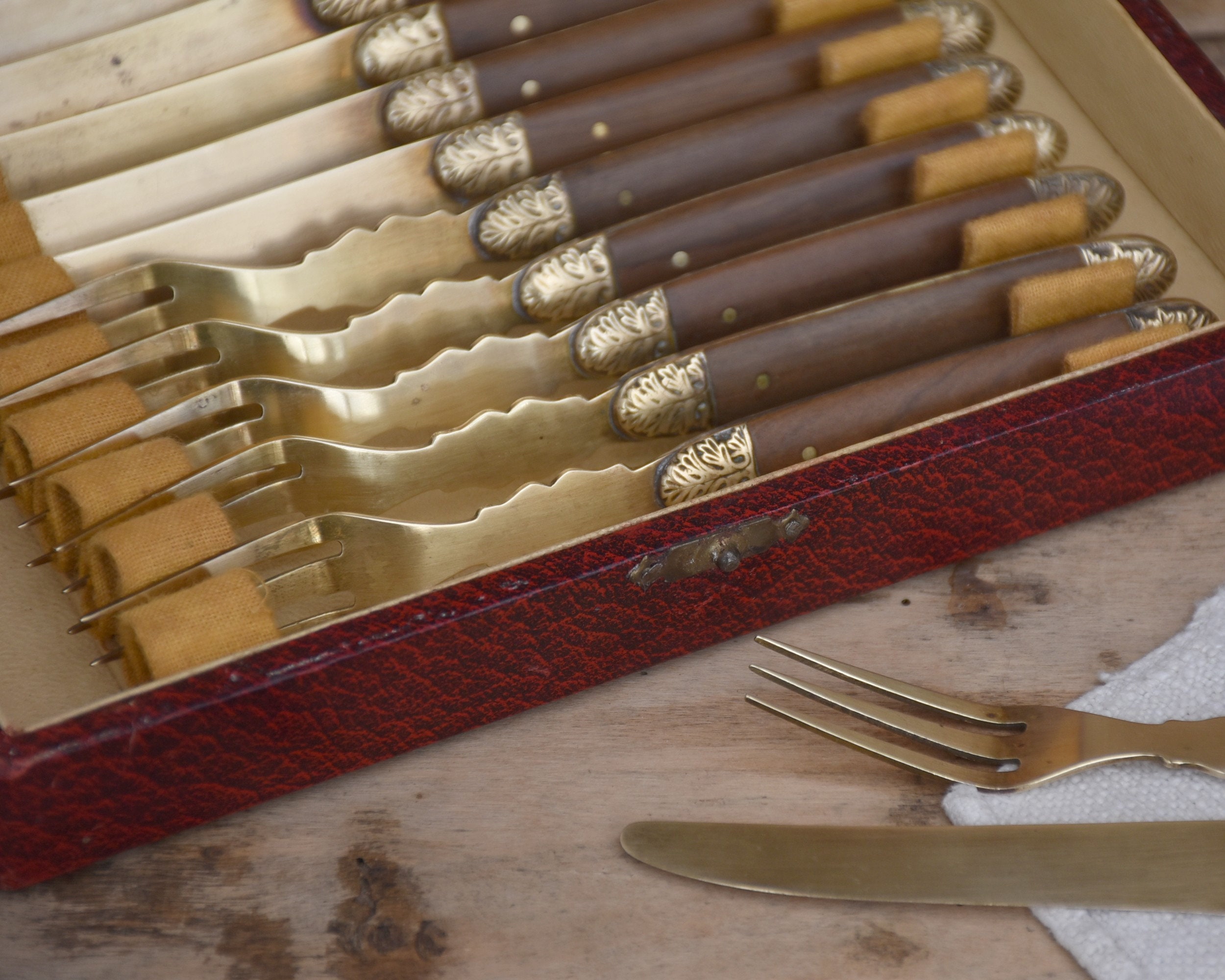 Anciens Couteaux et Fourchettes à Fruits avec Manches en Bois