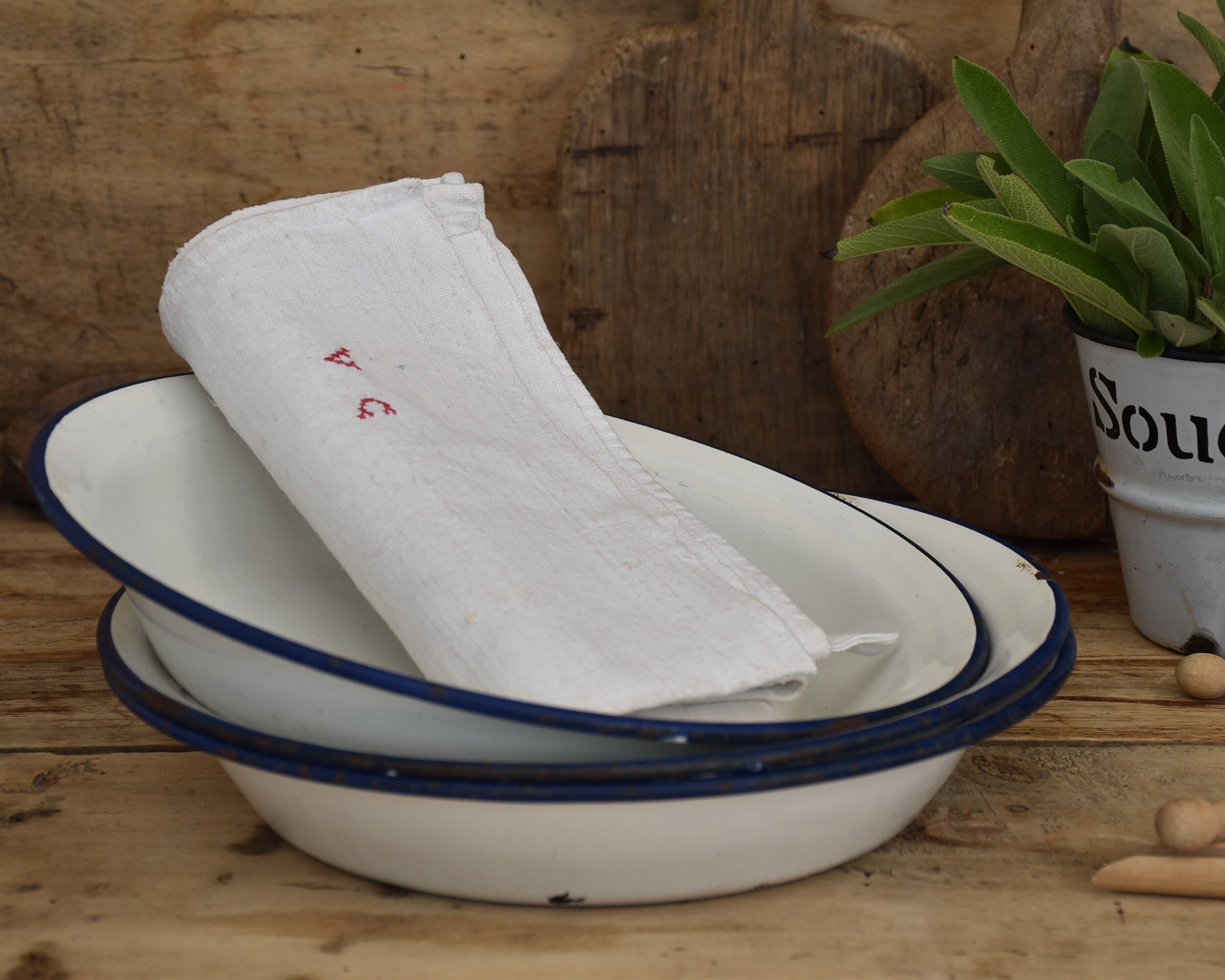 Ensemble de 3 Petits Plats Émaillés ou Bassines, Blanc avec Bordure Bleue, Déco et Rangement Cuisine