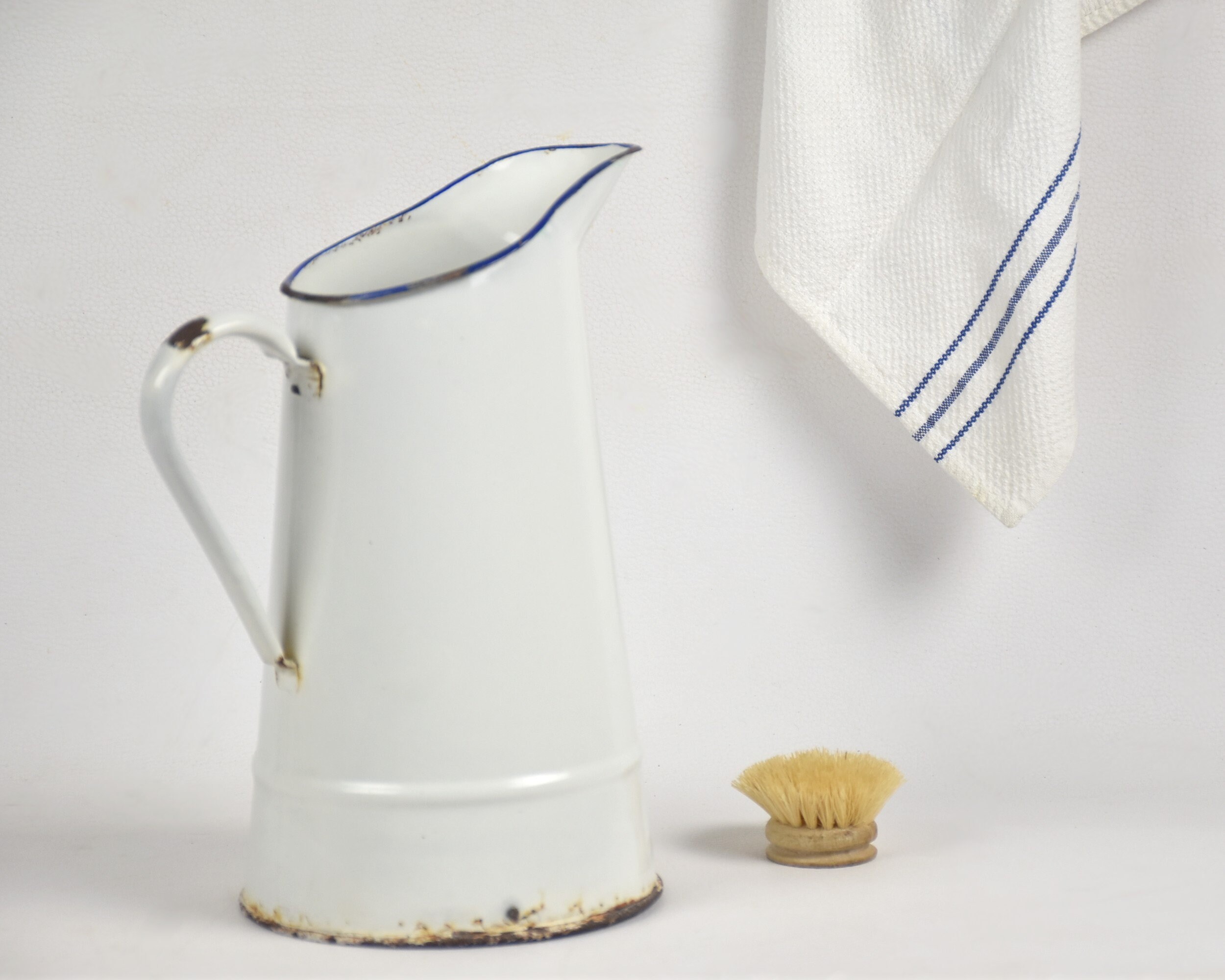 Ancien Pichet Émaillé Blanc avec Une Borduree Bleue Pour La Décoration