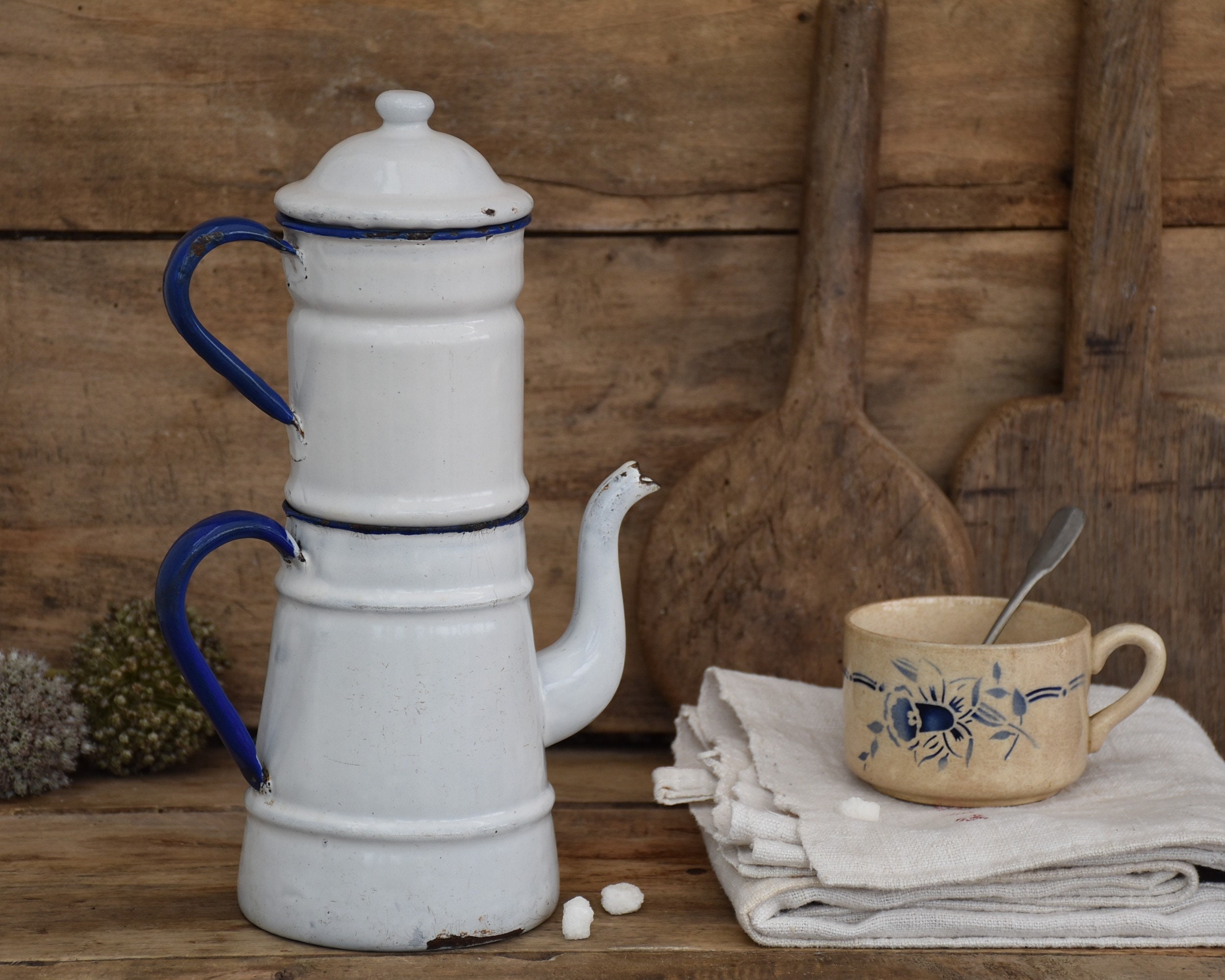 Ancienne Petite Cafetière Émaillée Blanche et Bleue, Décoration Cuisine Rustique.