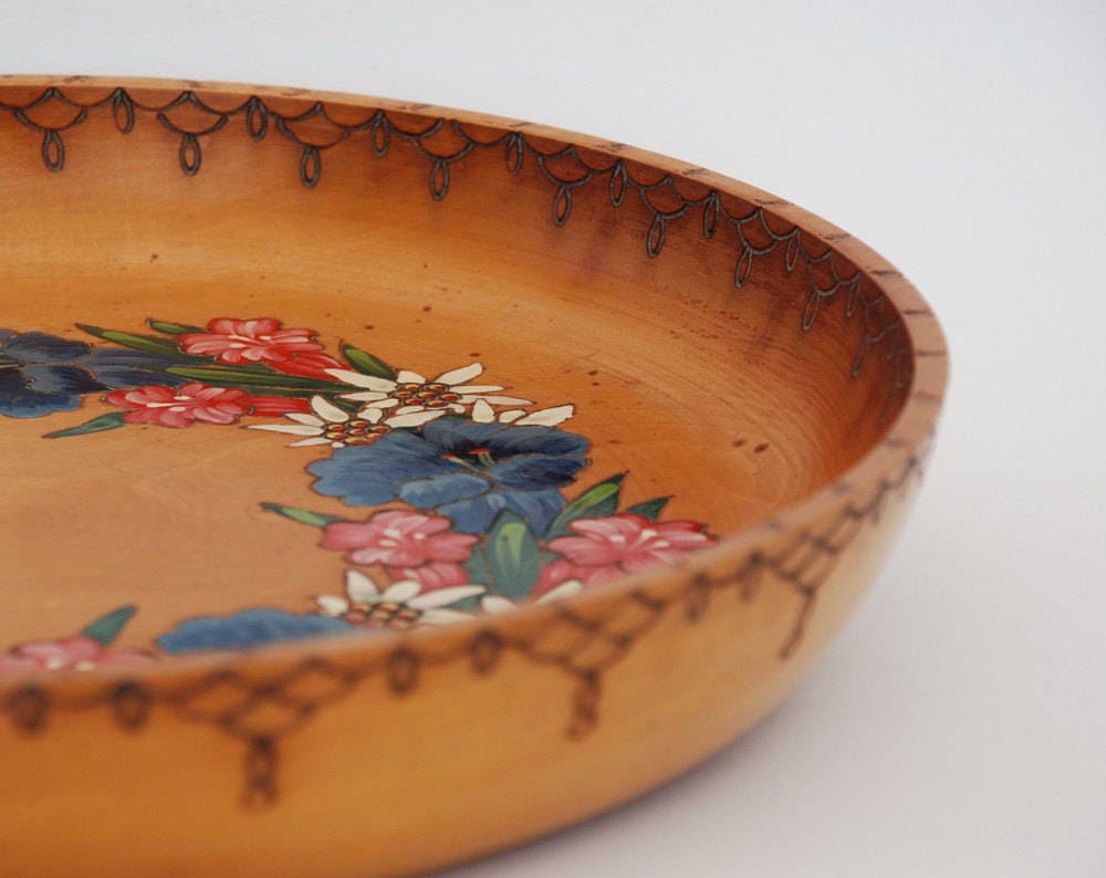 Assiette en Bois Pyrogravé, Souvenir Déportation 2De Guerre.