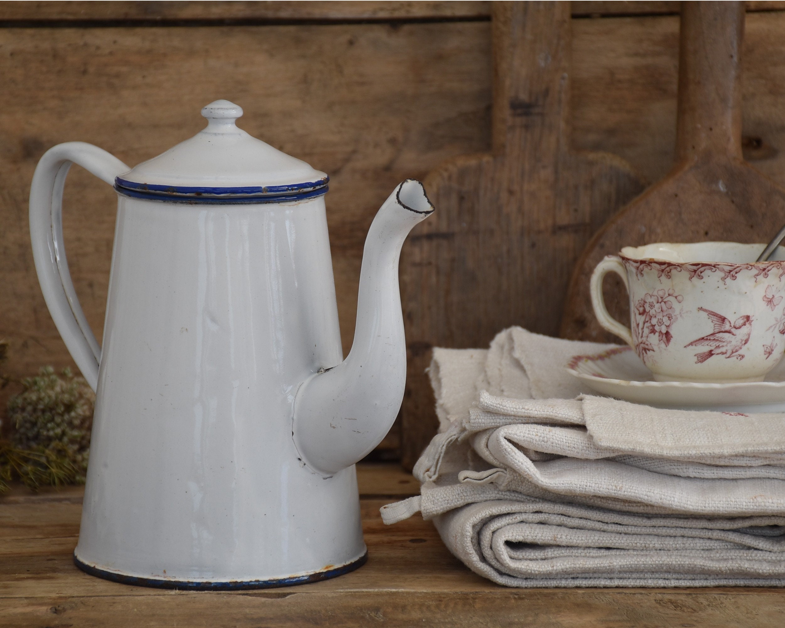 Ancienne Petite Cafetière Émaillée Blanche.