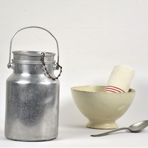 Ancien pot à lait ou laitière en aluminium avec couvercle, Bourgeat image 1