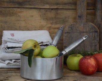 Vintage Aluminiumpfannen: Küchendekor und Aufbewahrung - Gartenpflanzgefäß - Kochtöpfe oder Kochtöpfe Ein Set von zwei