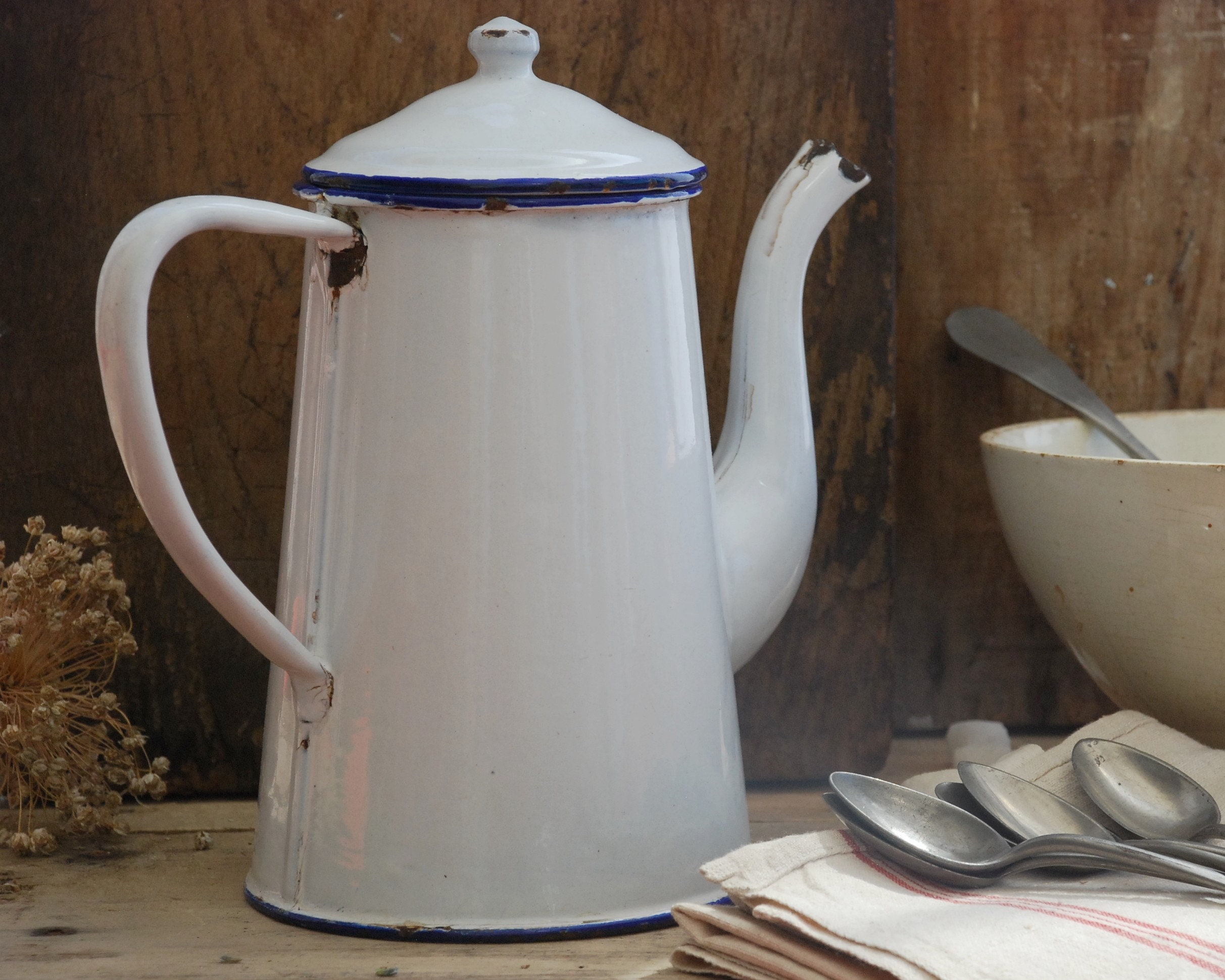 Ancienne Cafetière Émaillée Blanche avec Une Bordure Bleue, France 1940.