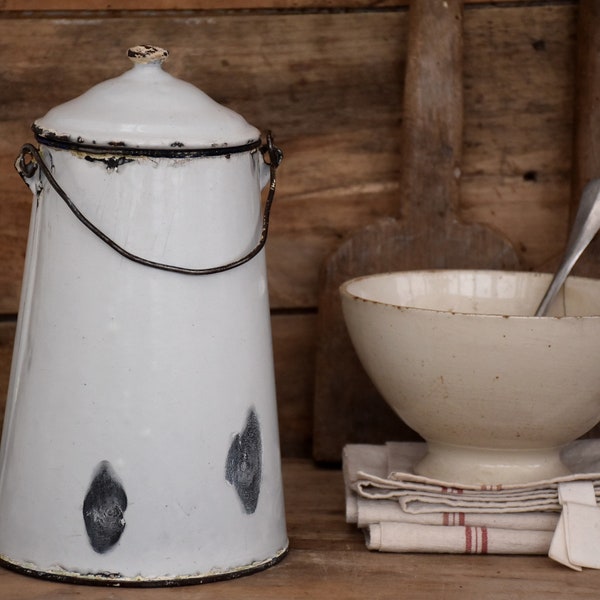 Ancienne grande laitière ou pot à lait émaillé blanc avec couvercle, Déco cuisine rustique.