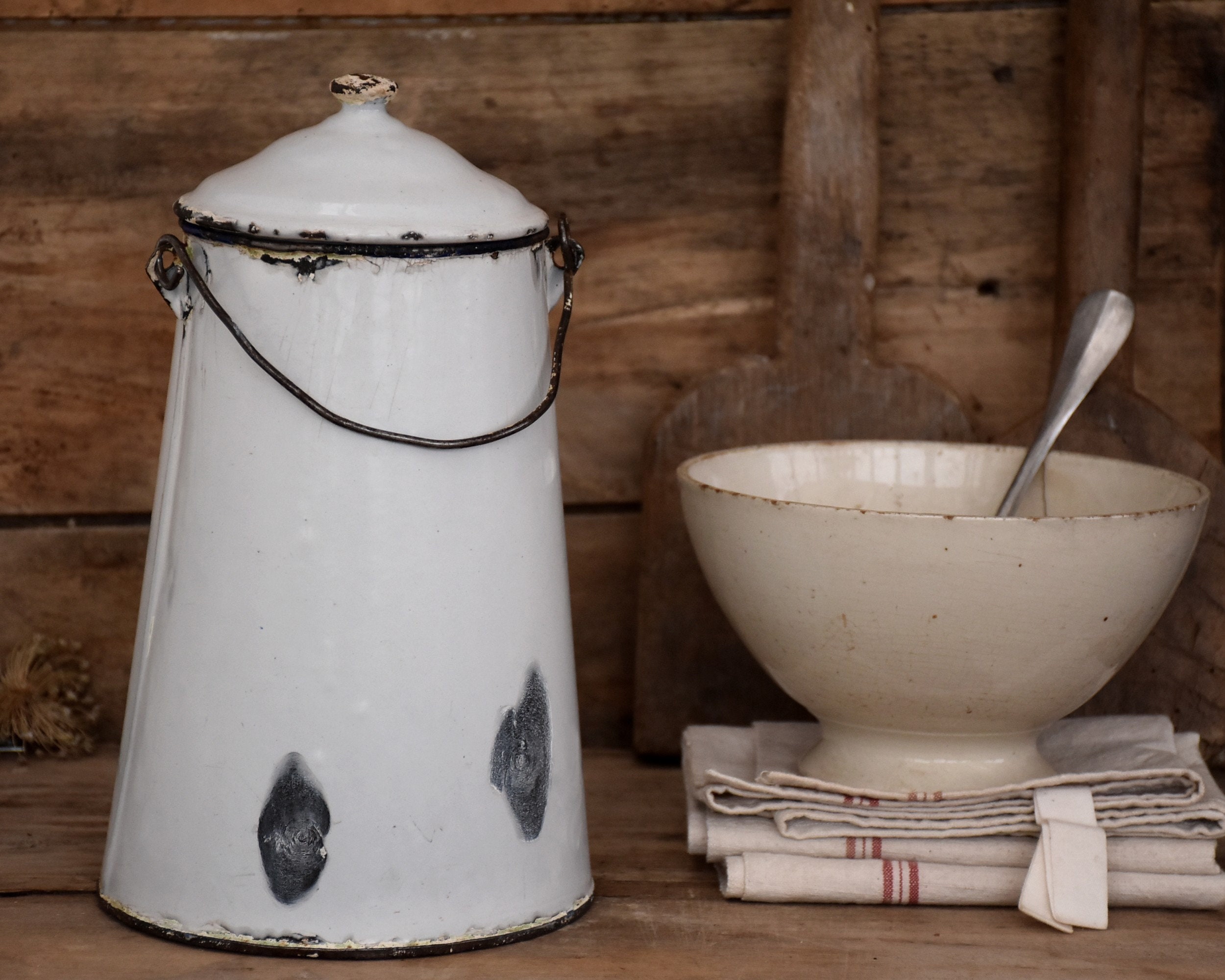 Ancienne Grande Laitière ou Pot à Lait Émaillé Blanc avec Couvercle, Déco Cuisine Rustique.