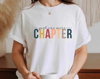Just One More Chapter Shirt, Booktok Shirt, Cozy Reader T-Shirt, Geschenk für Bücherliebhaber, Bookish Shirt, Leser Shirt, Romantasy Tee
