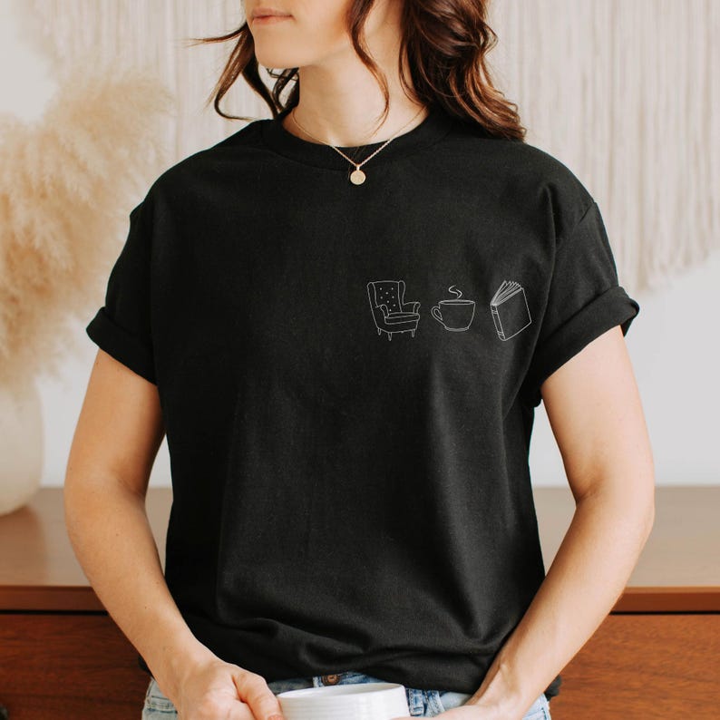 Cozy Reading Shirt – Minimalist T-shirt with armchair, tea and book, tranquil book lover look, gift for bookworms, coziness Schwarz