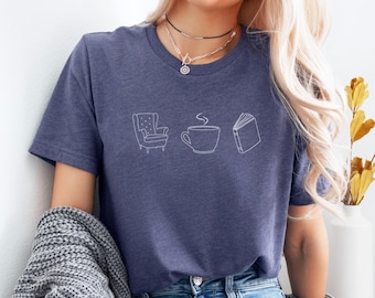 Cozy Reading Shirt – Minimalistisches T-Shirt mit Sessel, Tee und Buch, Ruhiger Buchliebhaber Look, Geschenk für Leseratten, Gemütlichkeit