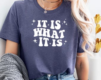 It Is What It Is T-Shirt, Minimalistisches Statement T-Shirt, Sarkastisch & Cool, Geschenk für Realisten, Entspannter Spruch Look