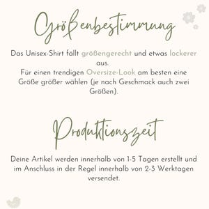 May include: An informational graphic with olive green script headings reading Gr&ouml;ssenbestimmung and Produktionszeit. The text provides sizing guidance for a unisex shirt, noting it fits true to size with a loose cut, and outlines a production timeline.