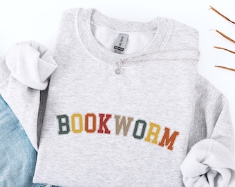 Bookworm Pullover, Bunter Minimalistischer Schriftzug, Cozy Bookish Sweater, Geschenk für Leseratten, Unisex Bücherpullover