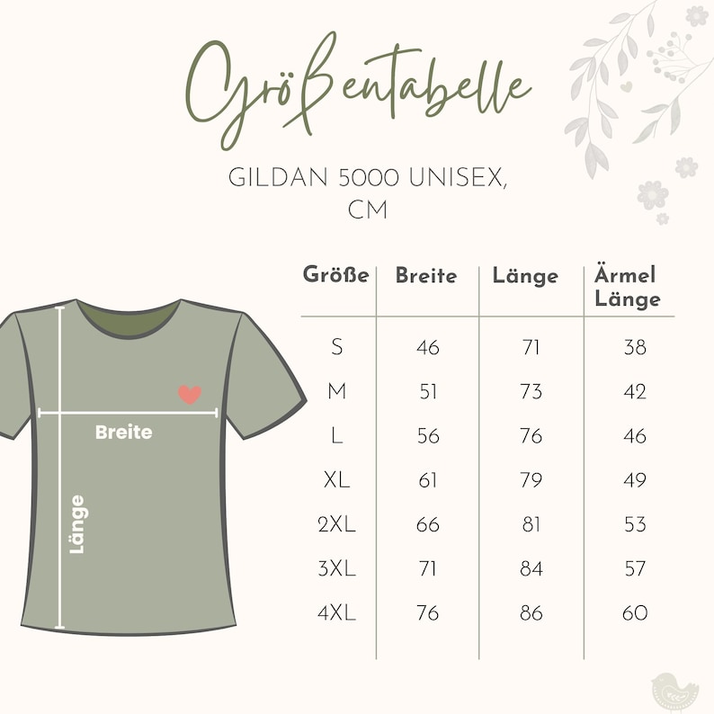 Pu&ograve; includere: Una tabella delle taglie per una t-shirt unisex Gildan 5000 con l'illustrazione di una t-shirt verde oliva chiaro con un piccolo cuore rosso. La tabella elenca le taglie dalla S alla 4XL con misure di larghezza, lunghezza e manica in centimetri.