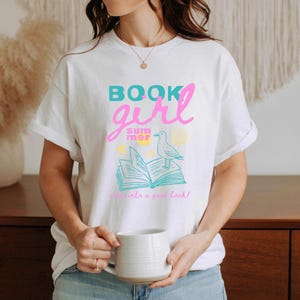 Book Girl Summer Shirt, Booktok T-Shirt, Cozy Reader Tee, Summer Reading Outfit, Bookish Shirt, Beach Reading Shirt, Buchliebhaber Geschenk
