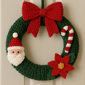 Puede incluir: Una corona navideña hecha a mano con base verde, adornada con un lazo rojo, la cara de Papá Noel, un bastón de caramelo y una flor de pascua. La corona está tejida a ganchillo y cuelga de una puerta blanca.