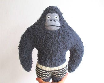 Gorilla knuffel, biologische gorilla, pluche gorilla, grijs, zwart wit, streep, monochrome kinderkamer, zacht gorilla speelgoed