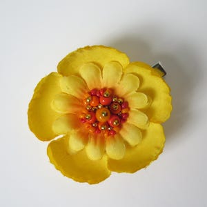 Fermaglio per capelli con fiori in tessuto riciclato: moda da festival con perline