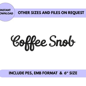 Può includere: Testo nero in corsivo "Coffee Snob" su sfondo bianco. L'immagine include anche il testo "INSTANT DOWNLOAD" in un cerchio viola e "OTHER SIZES AND FILES ON REQUEST" in un rettangolo viola. È incluso anche il testo "INCLUDE PES, EMB FORMAT & 6" SIZE".