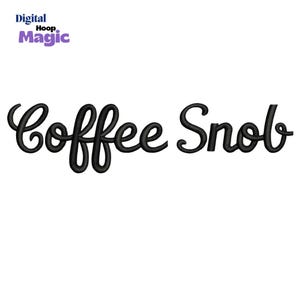 Diseño de bordado "Esnob del café": cita en letra cursiva (archivos PES, EMB y PDF descargables)