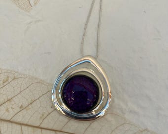 Colgante de vidrio dicroico fundido: collar bañado en plata morada